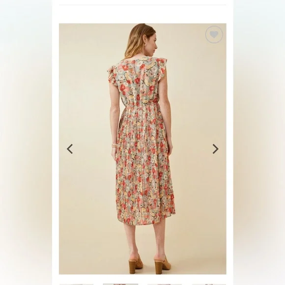 Floral dress with flutter sleeve and pleated skirt - Picture 4 of 9